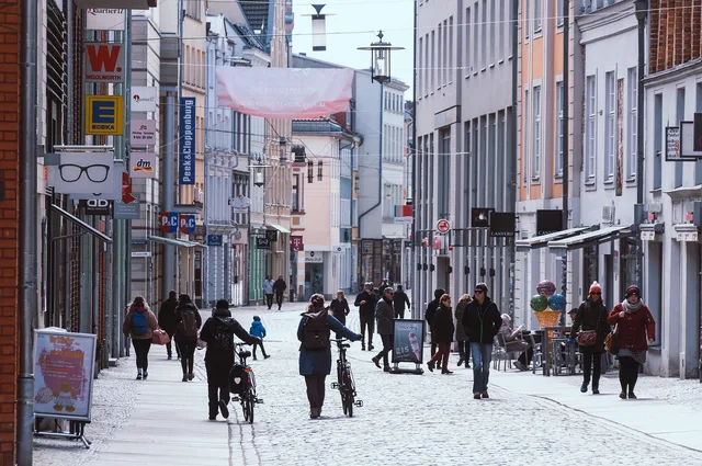 shoppinggata, endast för gående, stadens centrum, människor, stad, urban, turism, resa. Införandeplan för nytt system: övergång, utbildning och drift