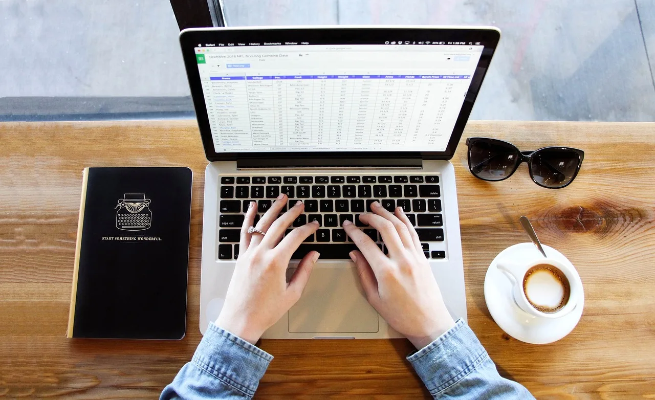 anteckningsbok, skriver, kaffe, dator, händer, bärbar dator, macbook, macbook pro, skärm, kalkylblad, studie, arbete, arbetssätt, dator, dator, dator, dator, dator