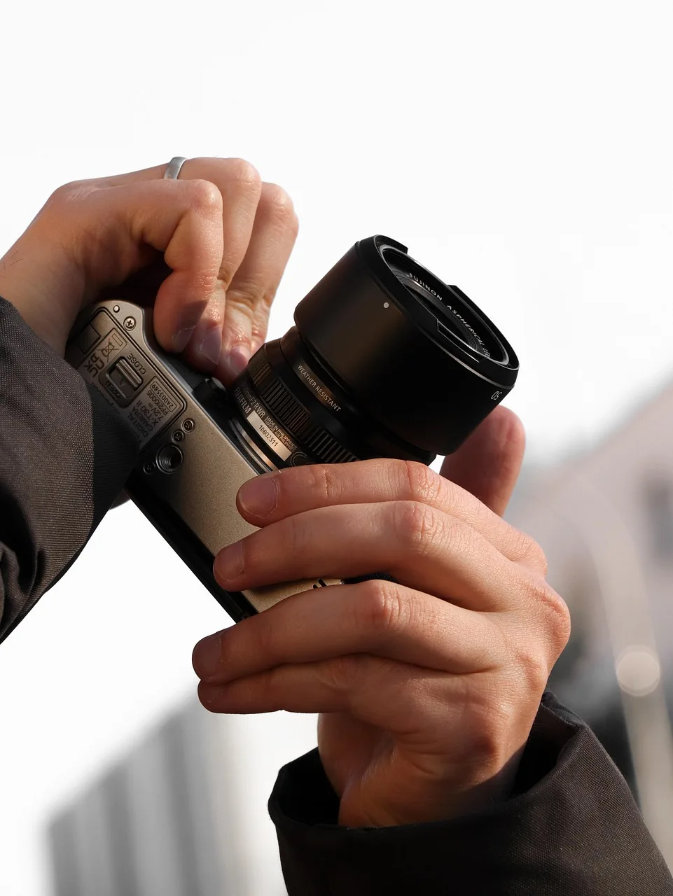 kamera, lins, digital, fokus, zoom, exponering, handling, händer, håller kameran, fotografi